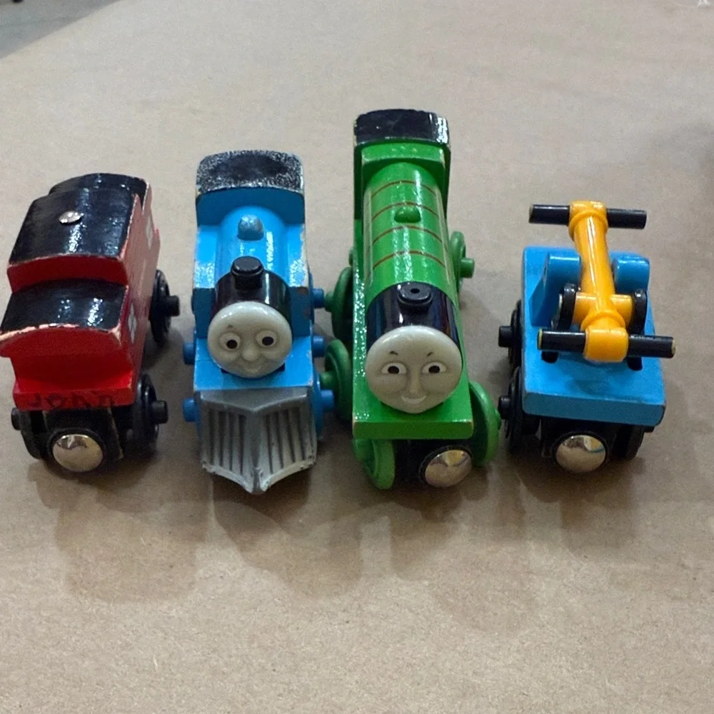 Thomas & Friends Take-n-Play Tote-A-Train Storage Case with 4 Toy Trains